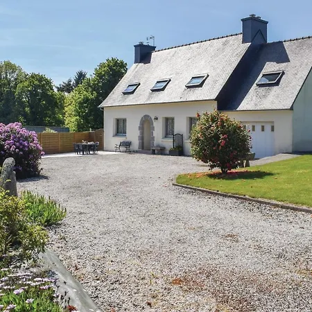 Hébergement de vacances 4 Bedroom Pet Friendly In Ploumilliau *