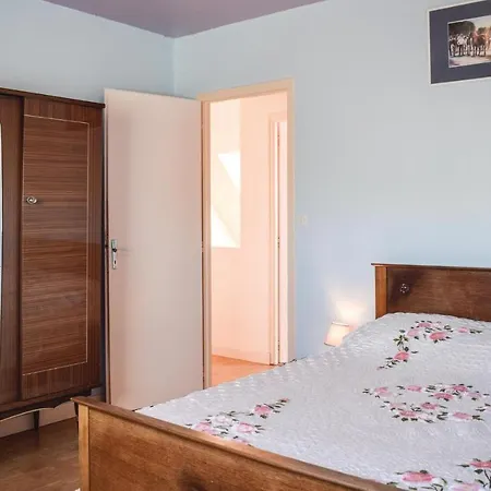 4 Bedroom Pet Friendly In Ploumilliau *