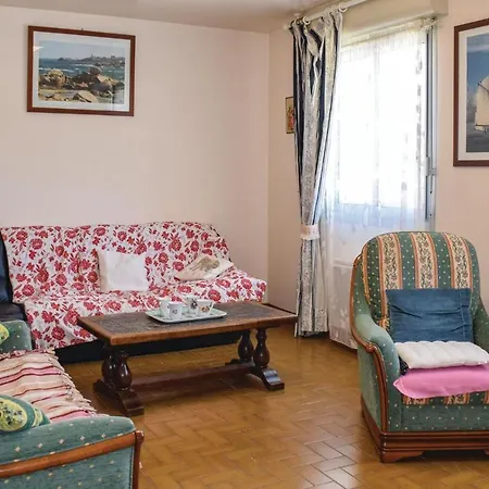 4 Bedroom Pet Friendly In Ploumilliau Hébergement de vacances Kermeur